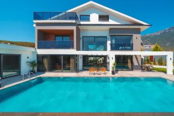 欧瓦吉克带家具的豪华别墅,带室内游泳池